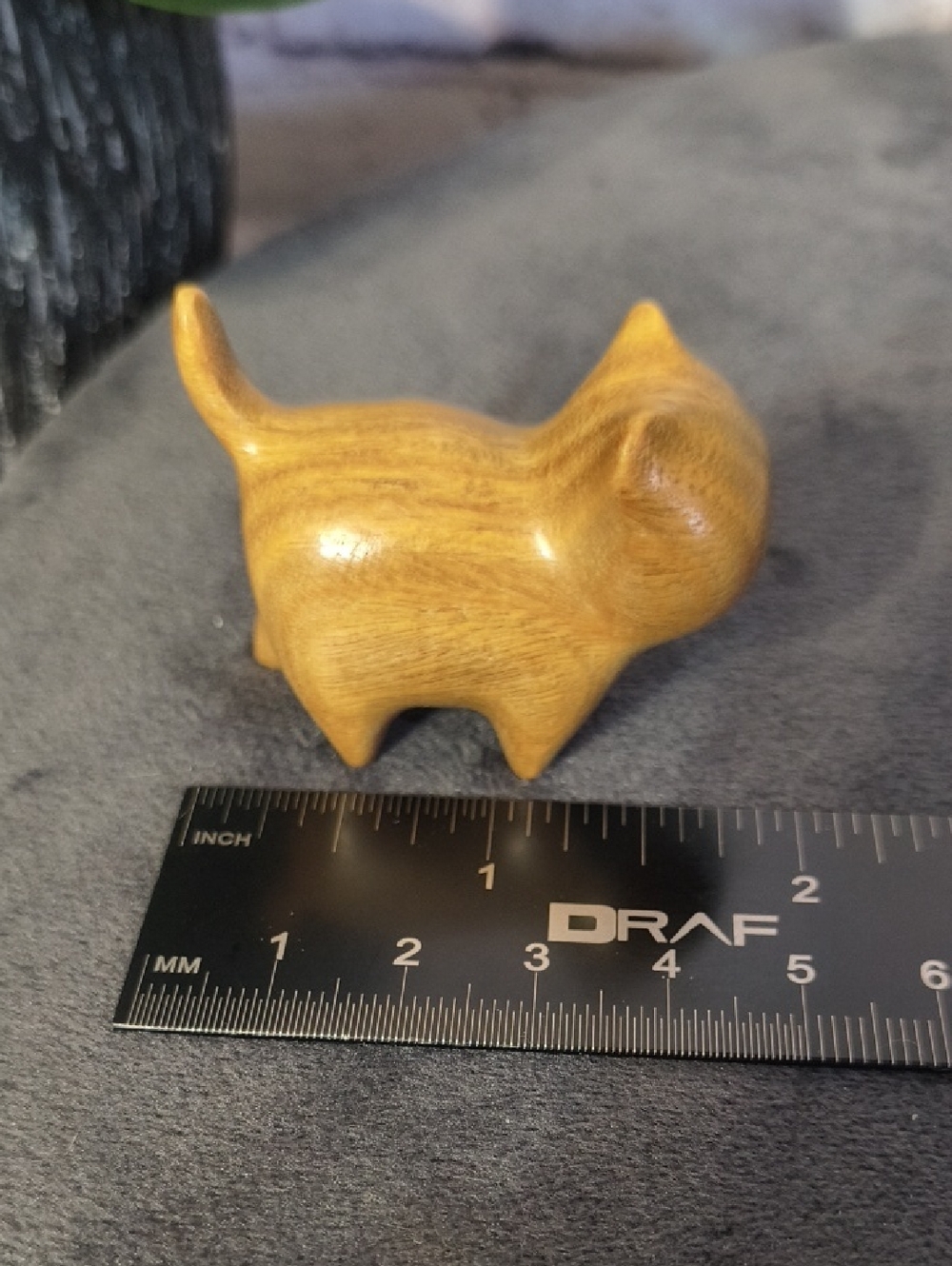 Wooden hand carved cat statue figurine kitty blonde color, tail up prancing - Picture 6 of 10